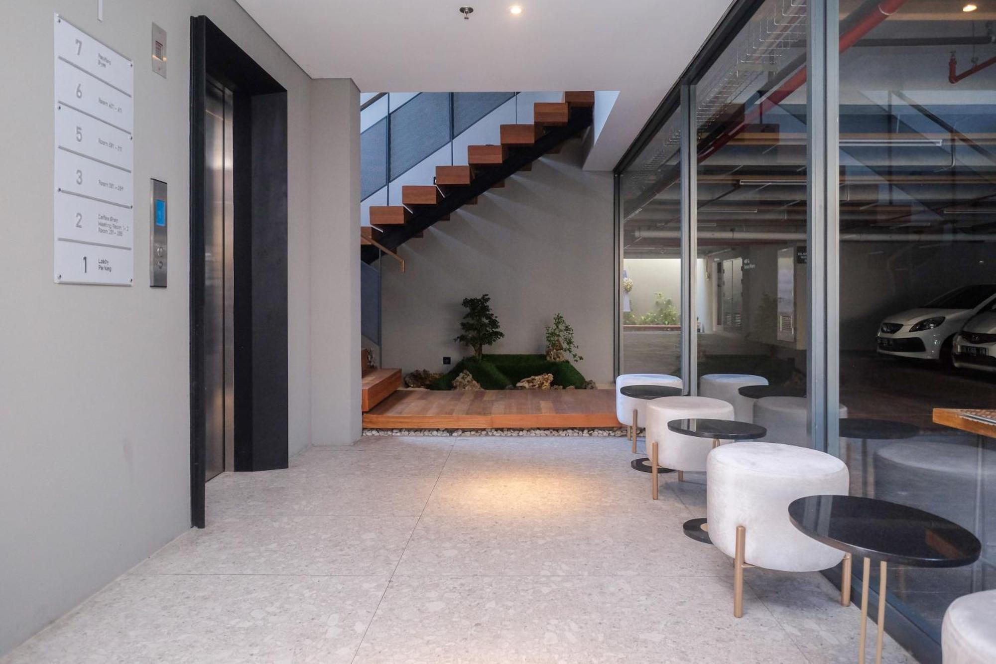 Sans Hotel Rg Living Jogja By Reddoorz Pakualaman Εξωτερικό φωτογραφία
