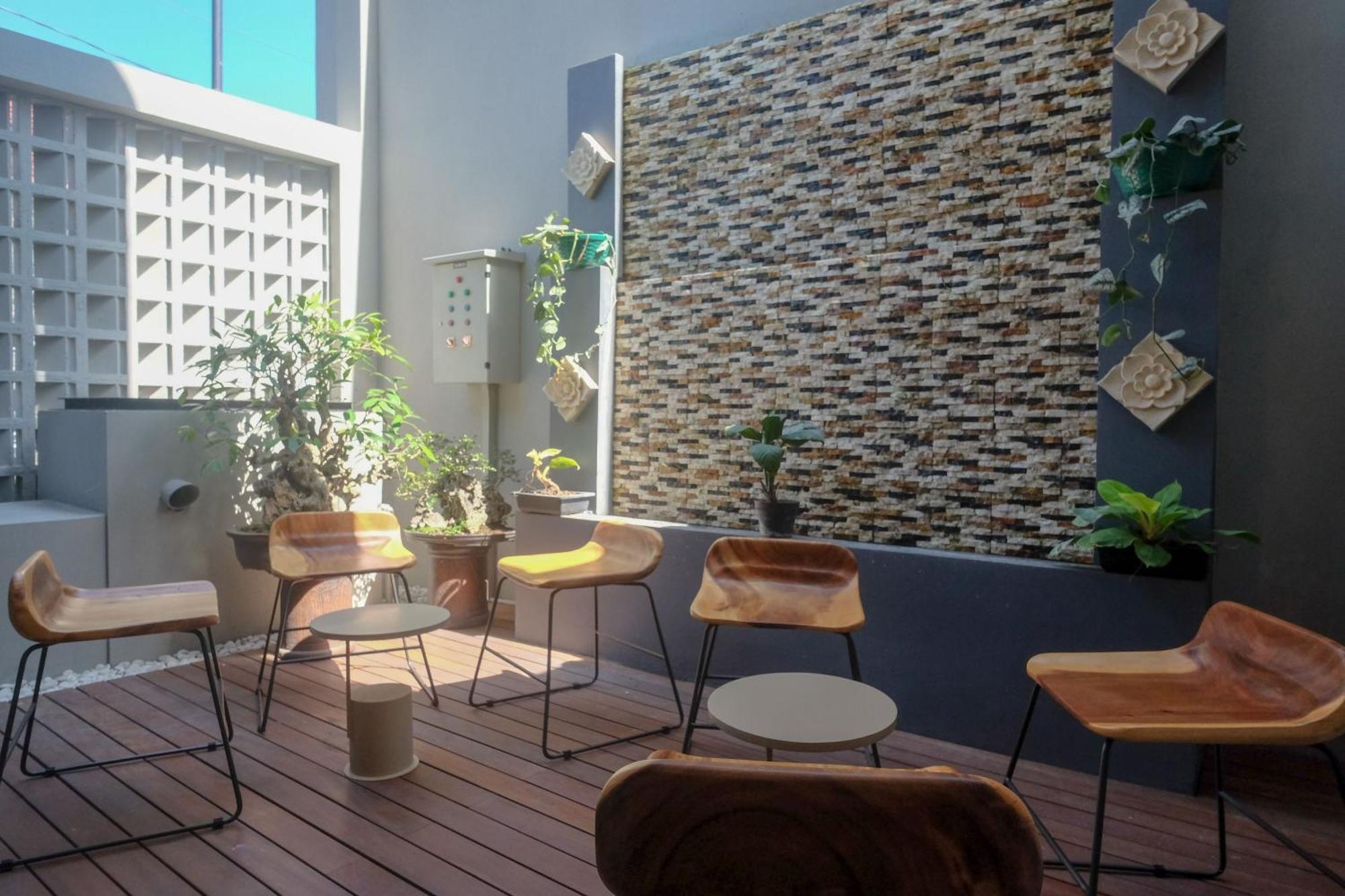 Sans Hotel Rg Living Jogja By Reddoorz Pakualaman Εξωτερικό φωτογραφία